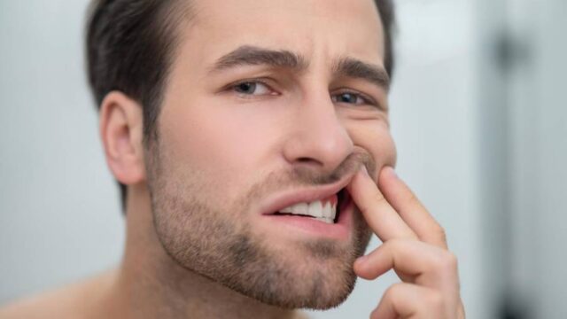 علت ایجاد آفت دهان چیست؟+راهکاری های خانگی درمان سریع