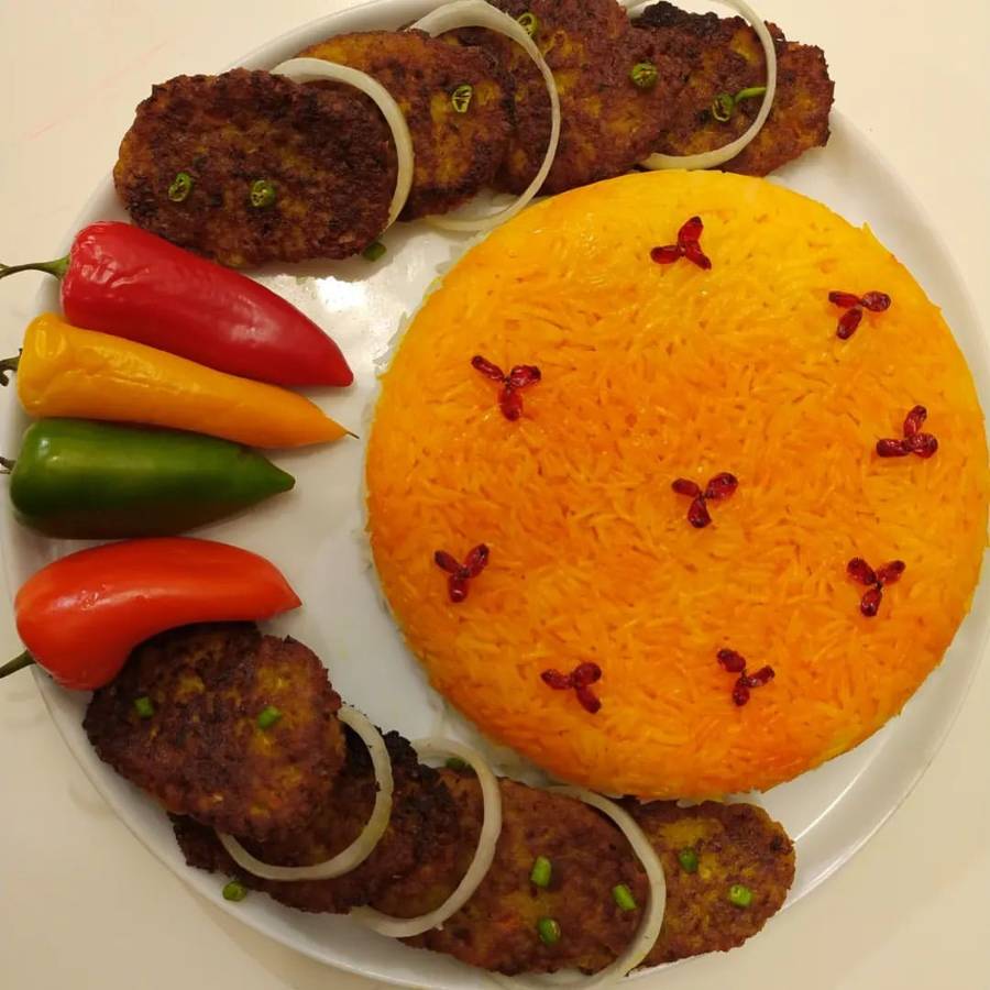 تزیین برنج مجلسی با زرشک و زعفران 