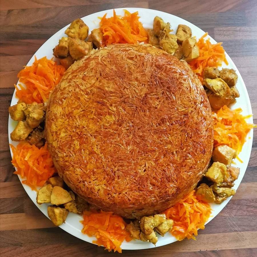 تزیین برنج با زعفران و زرشک و مرغ