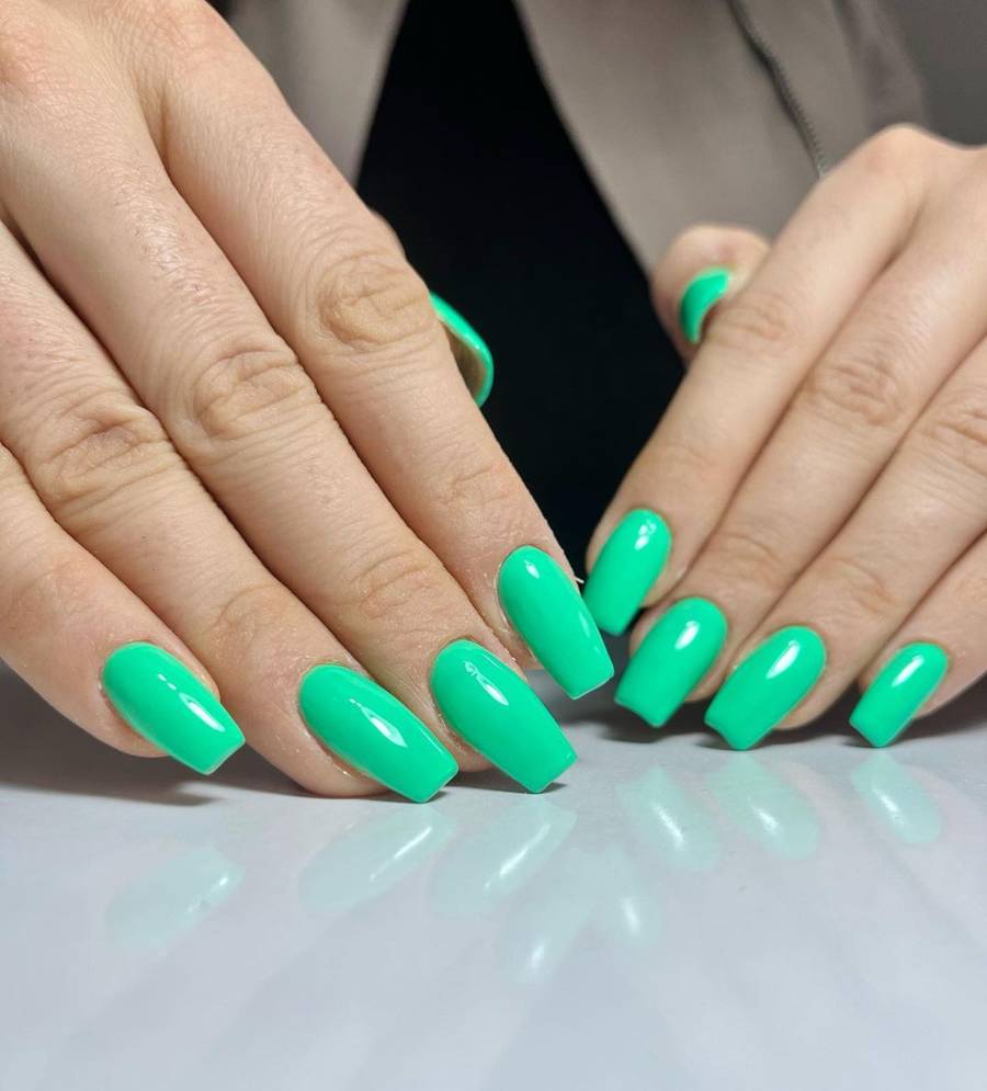 کاشت ناخن سبز آبی