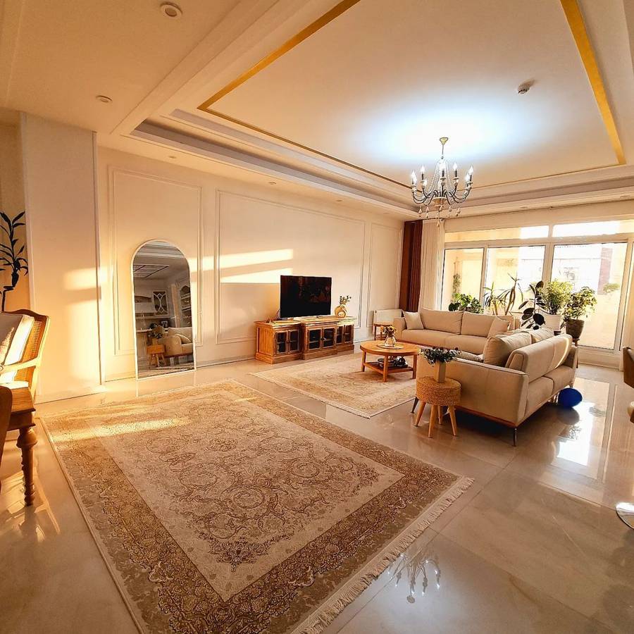 چیدمان دو دست مبل در پذیرایی