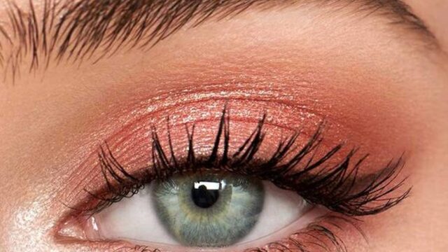 آموزش گام به گام میکاپ چشم؛ ریمل زدن در میکاپ چشم رو چطور انجام بدیم؟