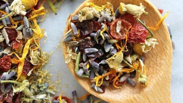 درمان زیاد عرق کردن بدن به روش طبیعی؛ چطوری از دست عرق کردن راحت شیم؟