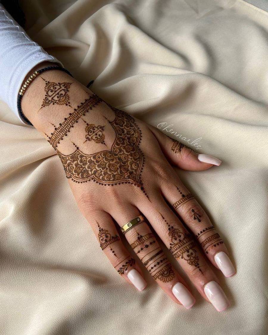 مدل حنا هندی روی دست زیبا
