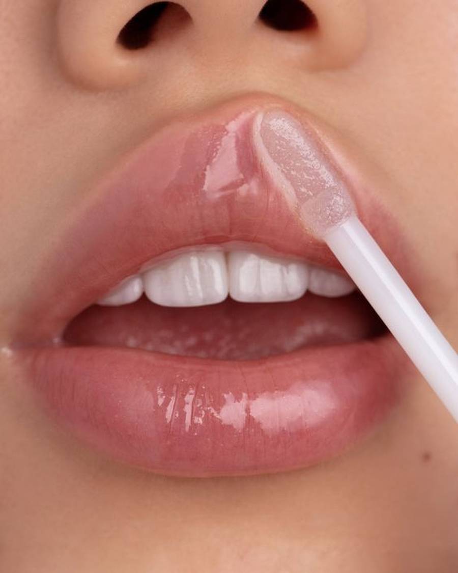 لیپ گلاس چیست lipstick