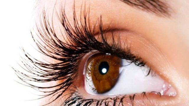 چطور بعد از ریمل زدن مژه ها چسبناک نشن؟ | معرفی راهکار های خوب و عملی