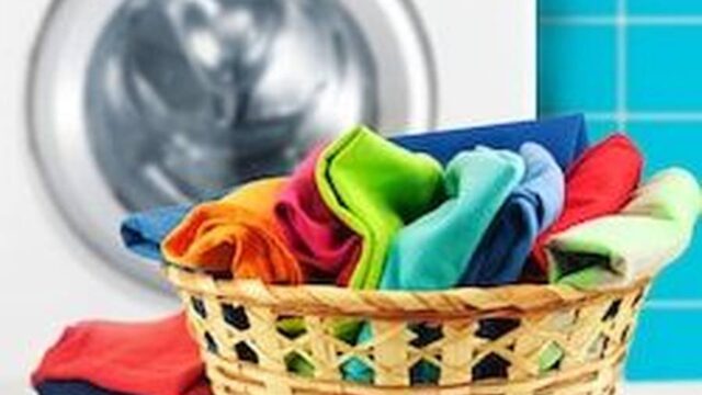 راهنمایی کامل شستن انواع لباس و پارچه؛ لباس نوزاد و حریر را چگونه بشوریم؟