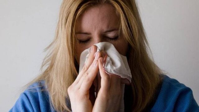 دانستنی‌ های جالب درباره عطسه کردن | علت های عطسه کردن چیست؟