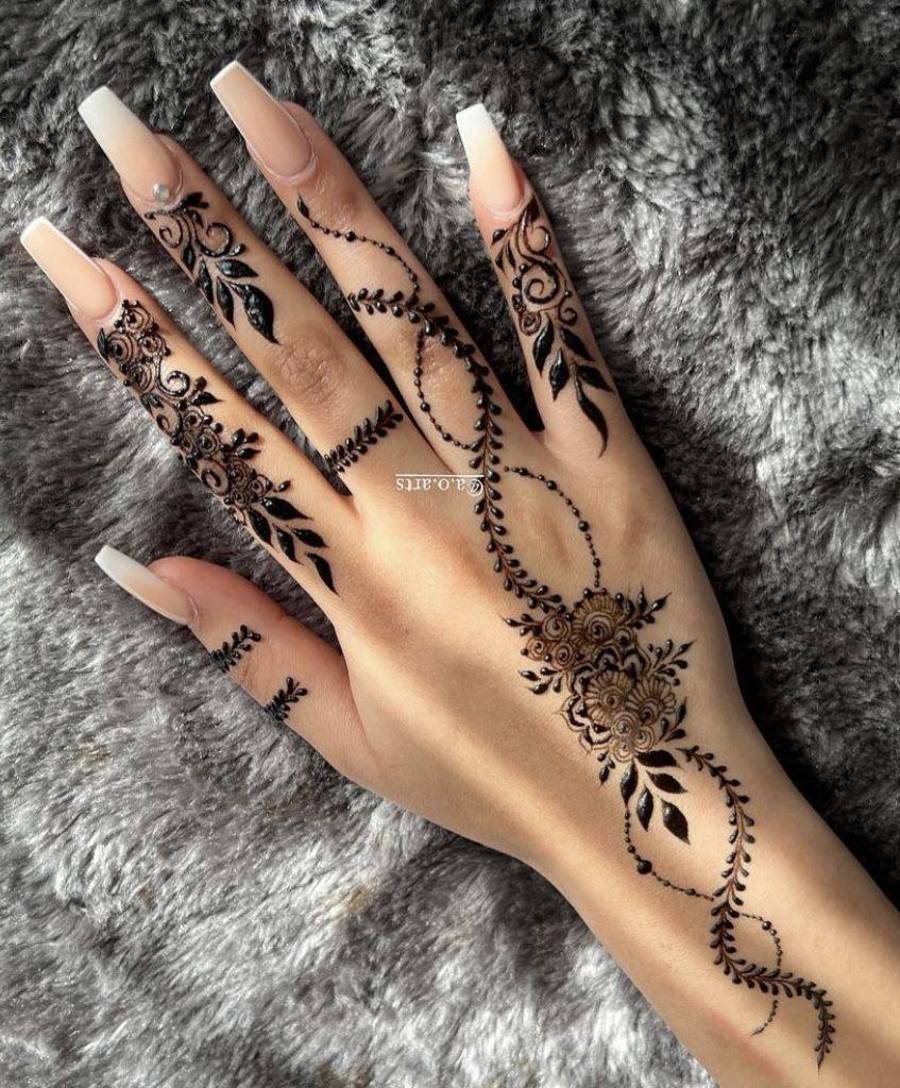 نقش حنای پشت دست