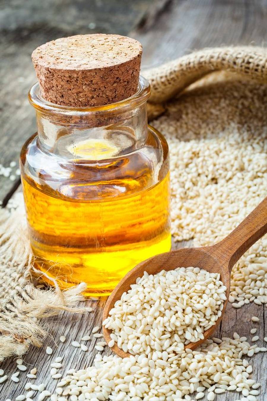  خواص روغن کنجد برای پوست دور چشم 
