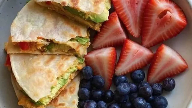 معرفی بهترین غذا ها برای رشد و سلامت مو؛ این نکات رو از دست نده