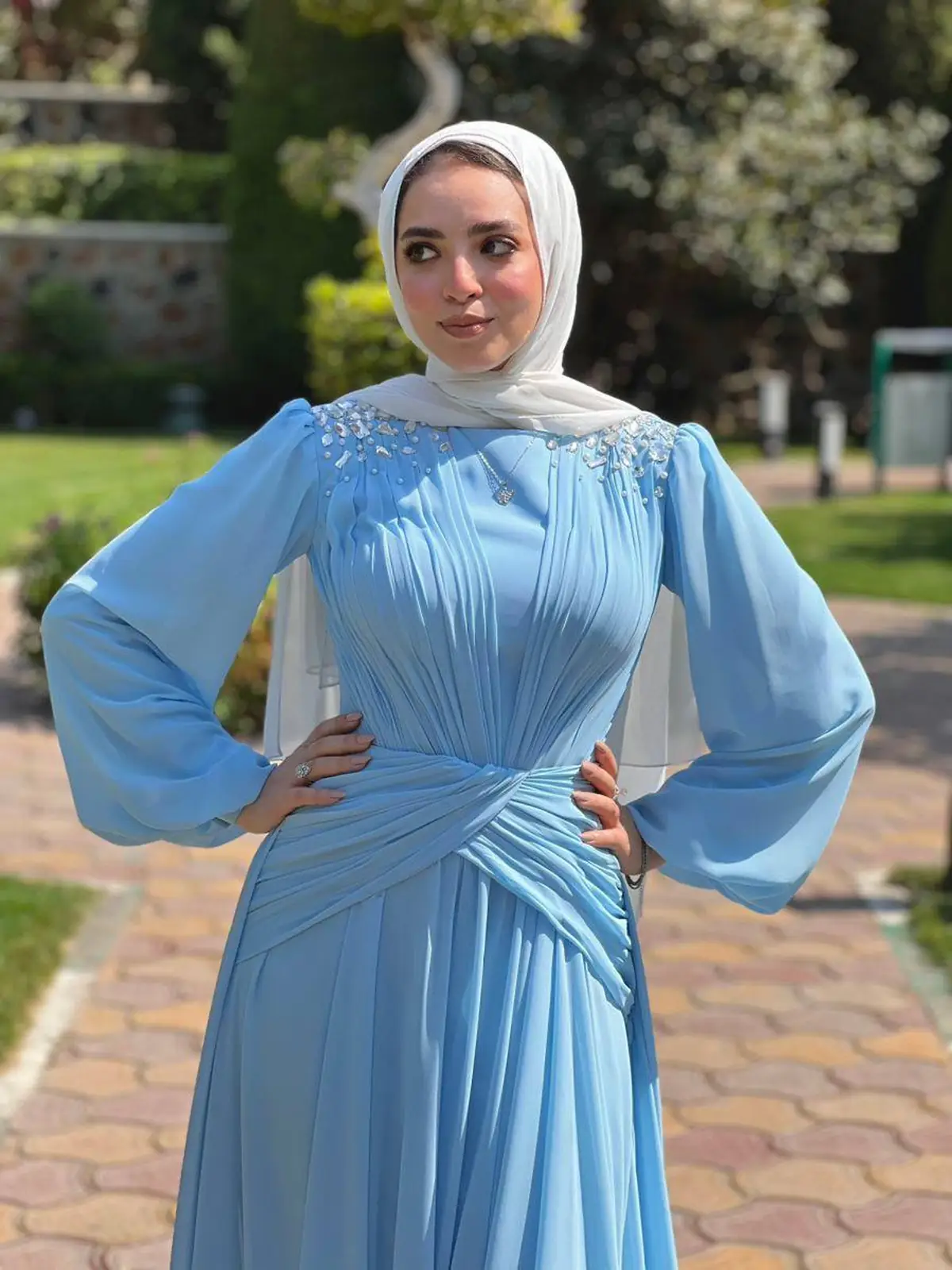 لباس مجلسی پوشیده 