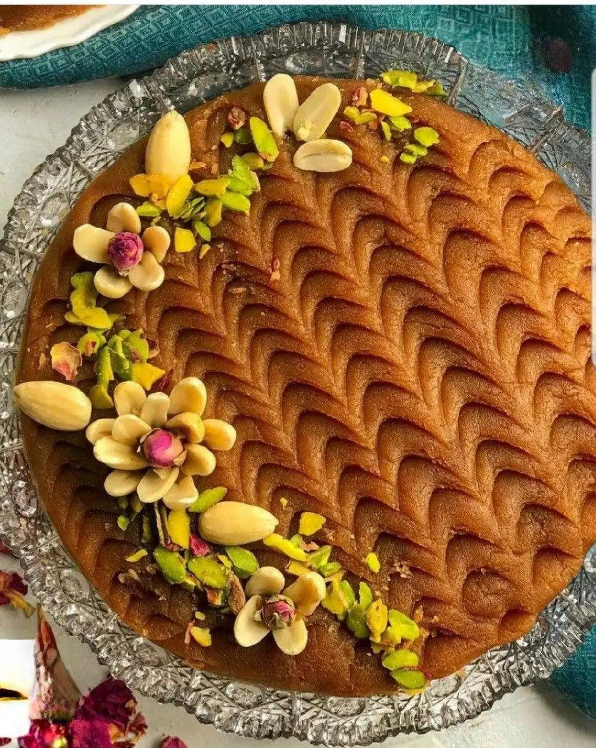 تزیین حلوا با خلال دندان 