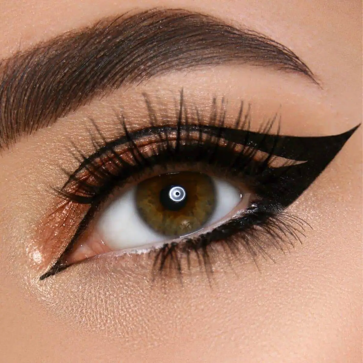 ویژگی خط چشم رنگی 
