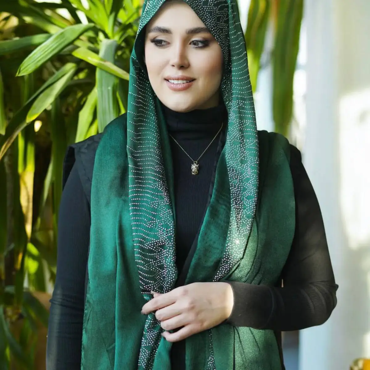 مدل شال مجلسی سبز زمردی با نگینکاری