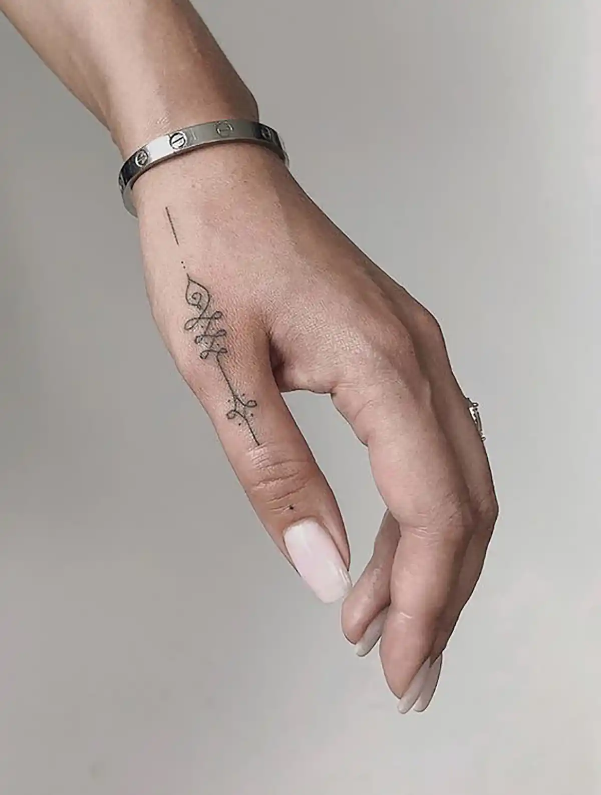 تاتو روی دست مینیمال خوشگل