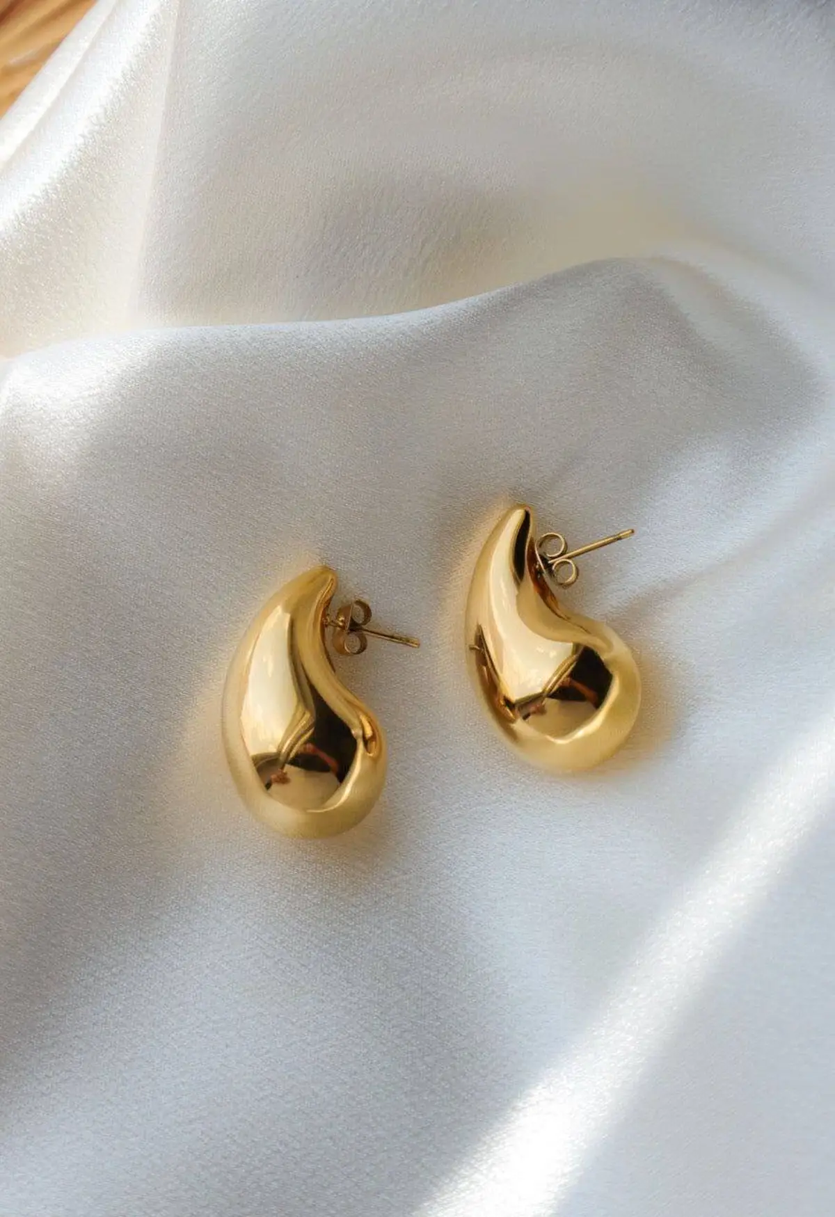 گوشواره اشکی نگین دار 