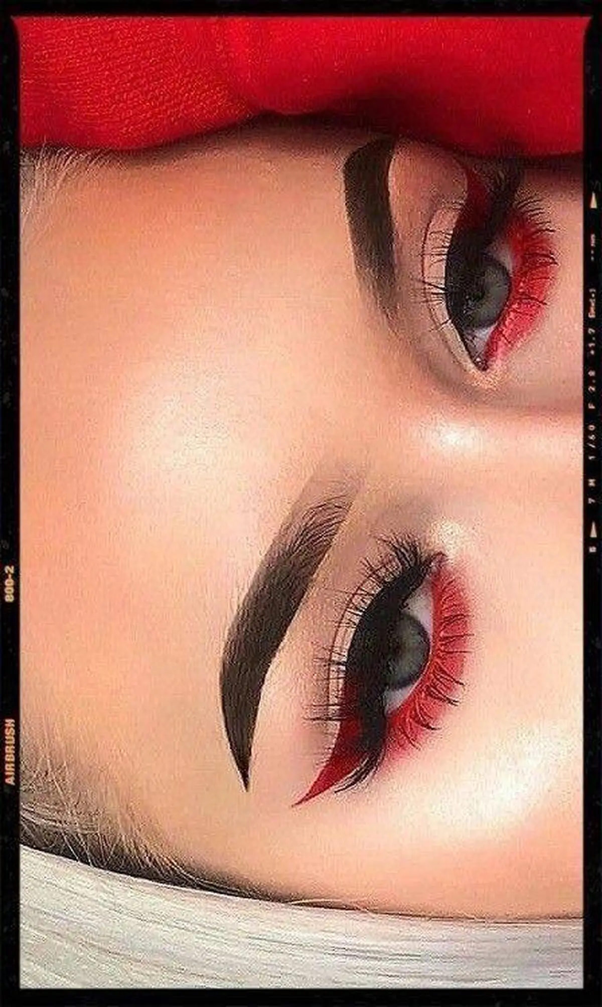 سایه چشم قرمز روشن 