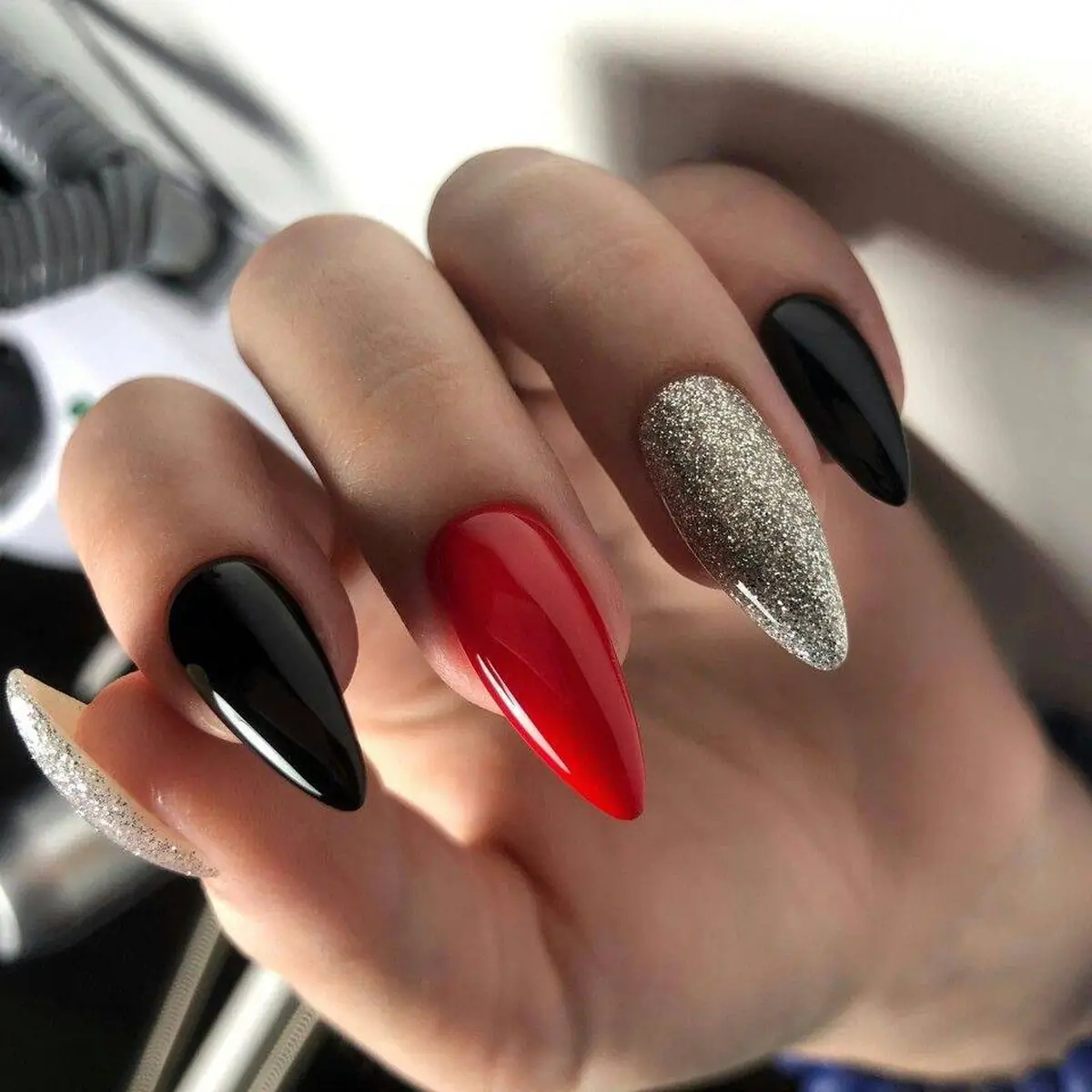 طراحی ناخن قرمز طوسی 