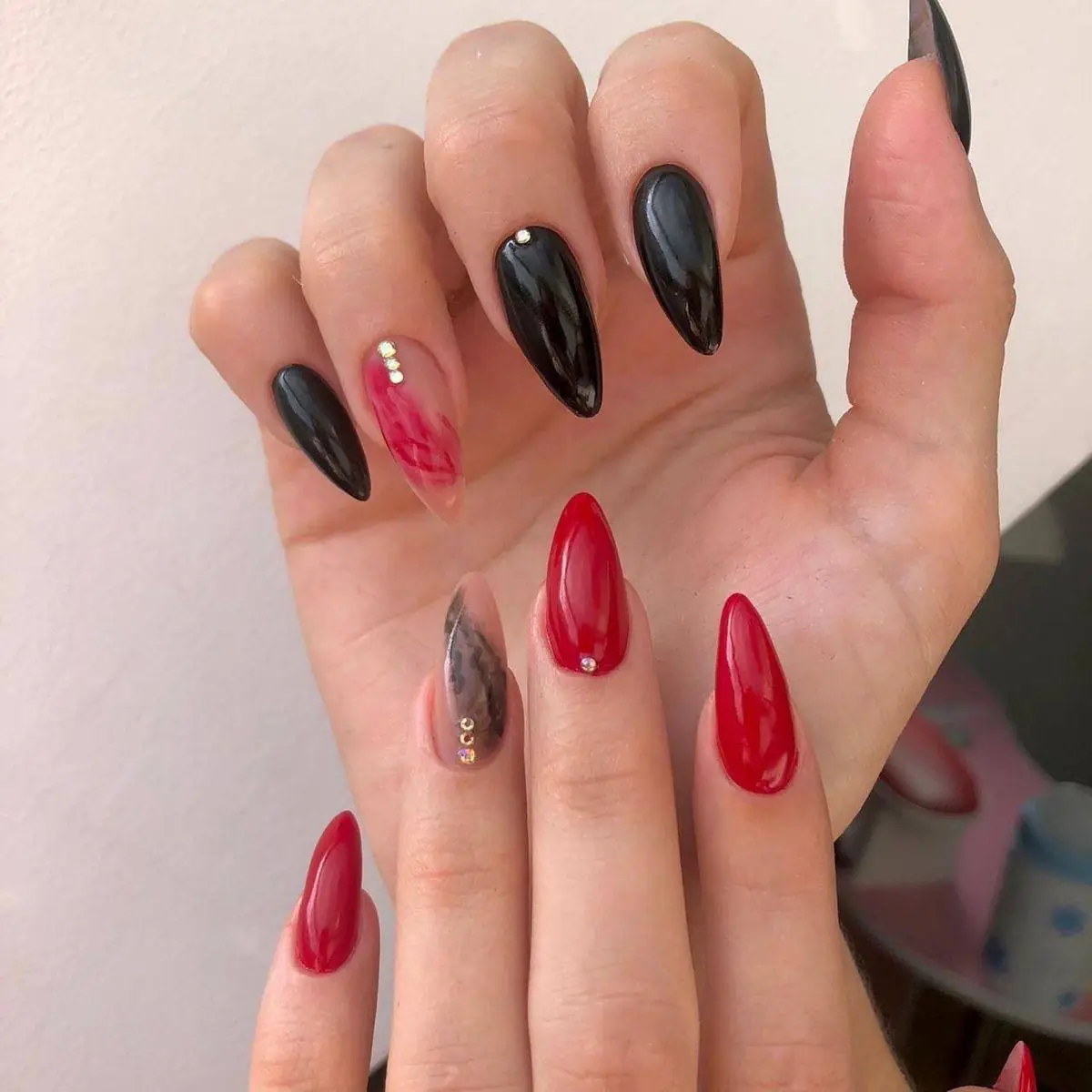 طرح ناخن قرمز مشکی دخترانه 
