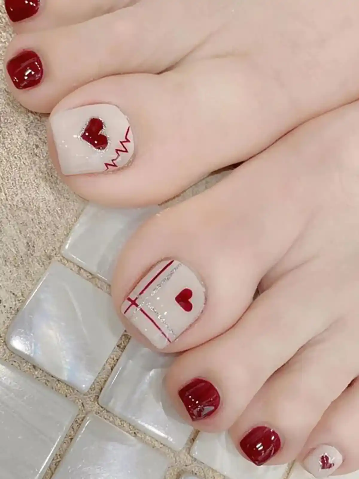 طرح ناخن پا قرمز