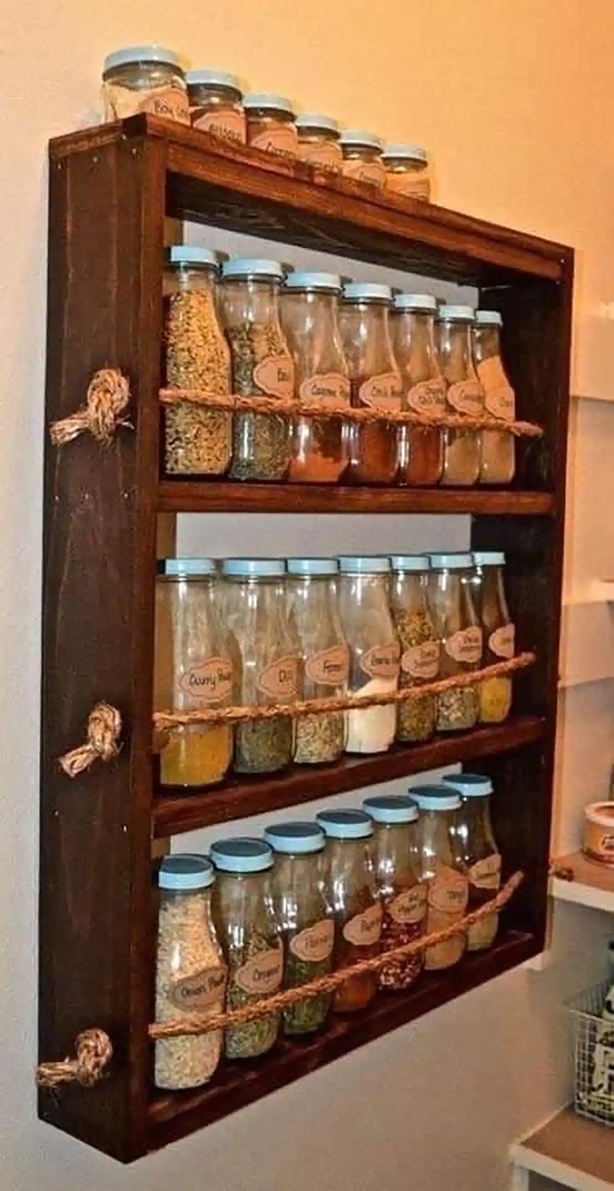 طرز چیدن حبوبات در کابینت