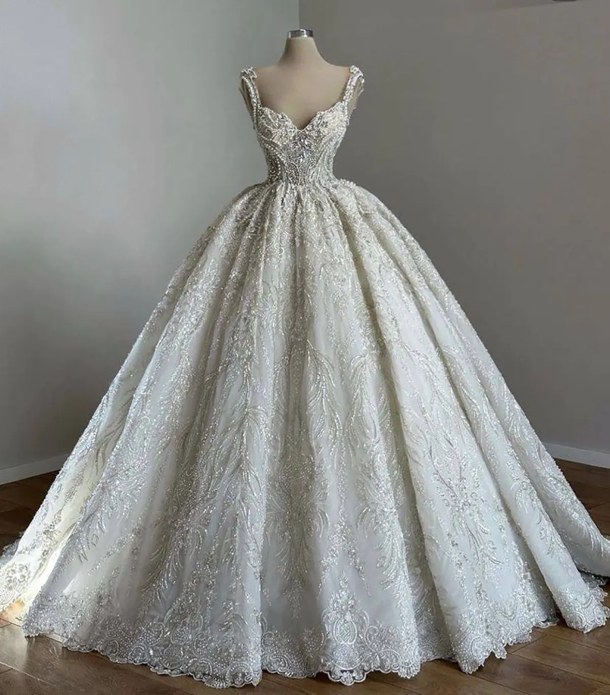 
لباس عروس ساده و شیک
