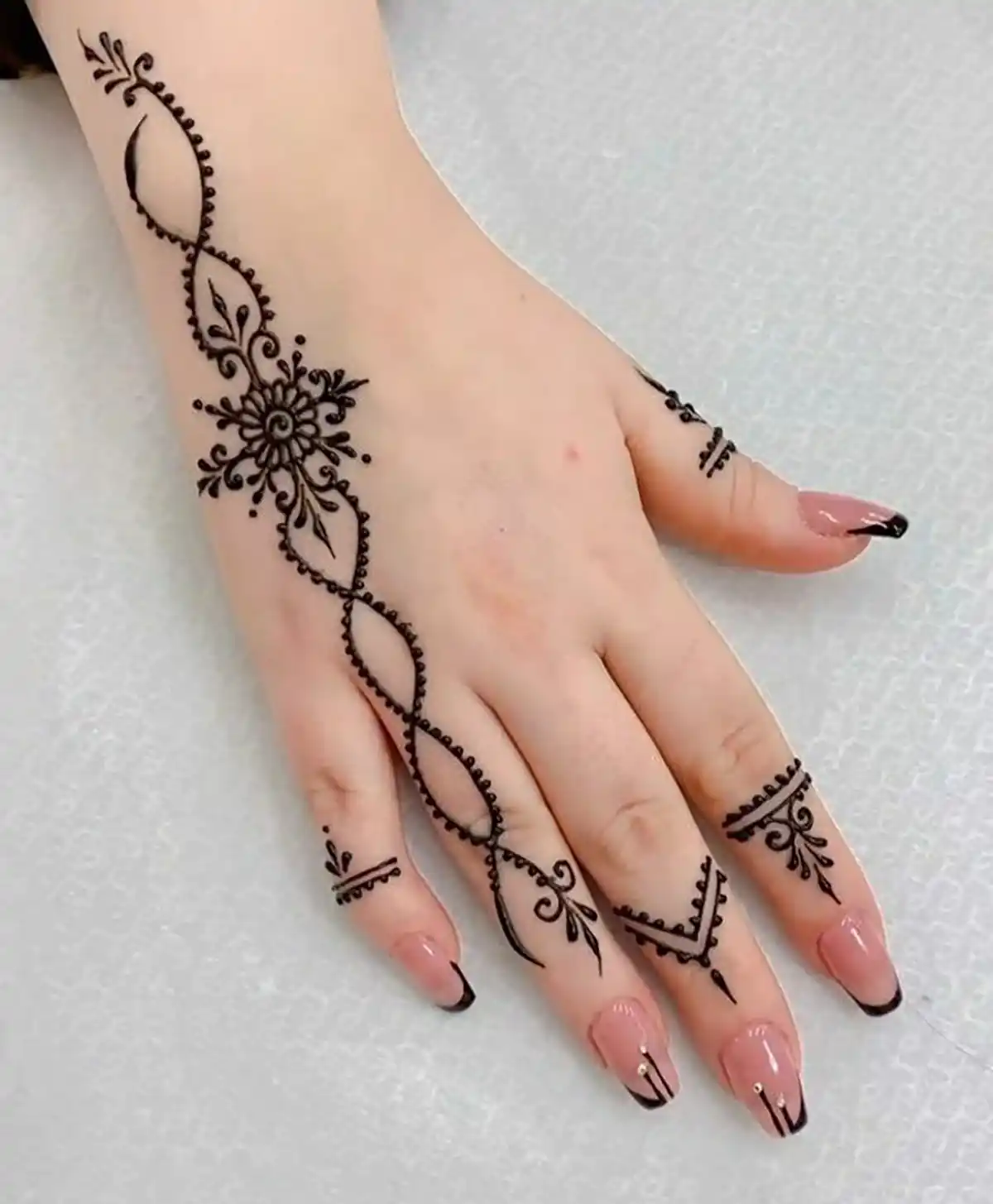 نقش حنا ساده دخترانه