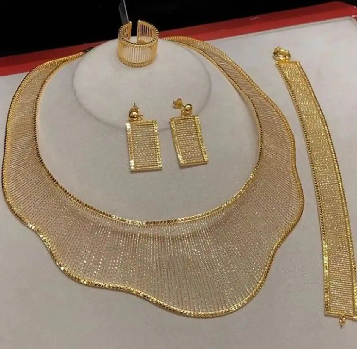سرویس طلا لاکچری