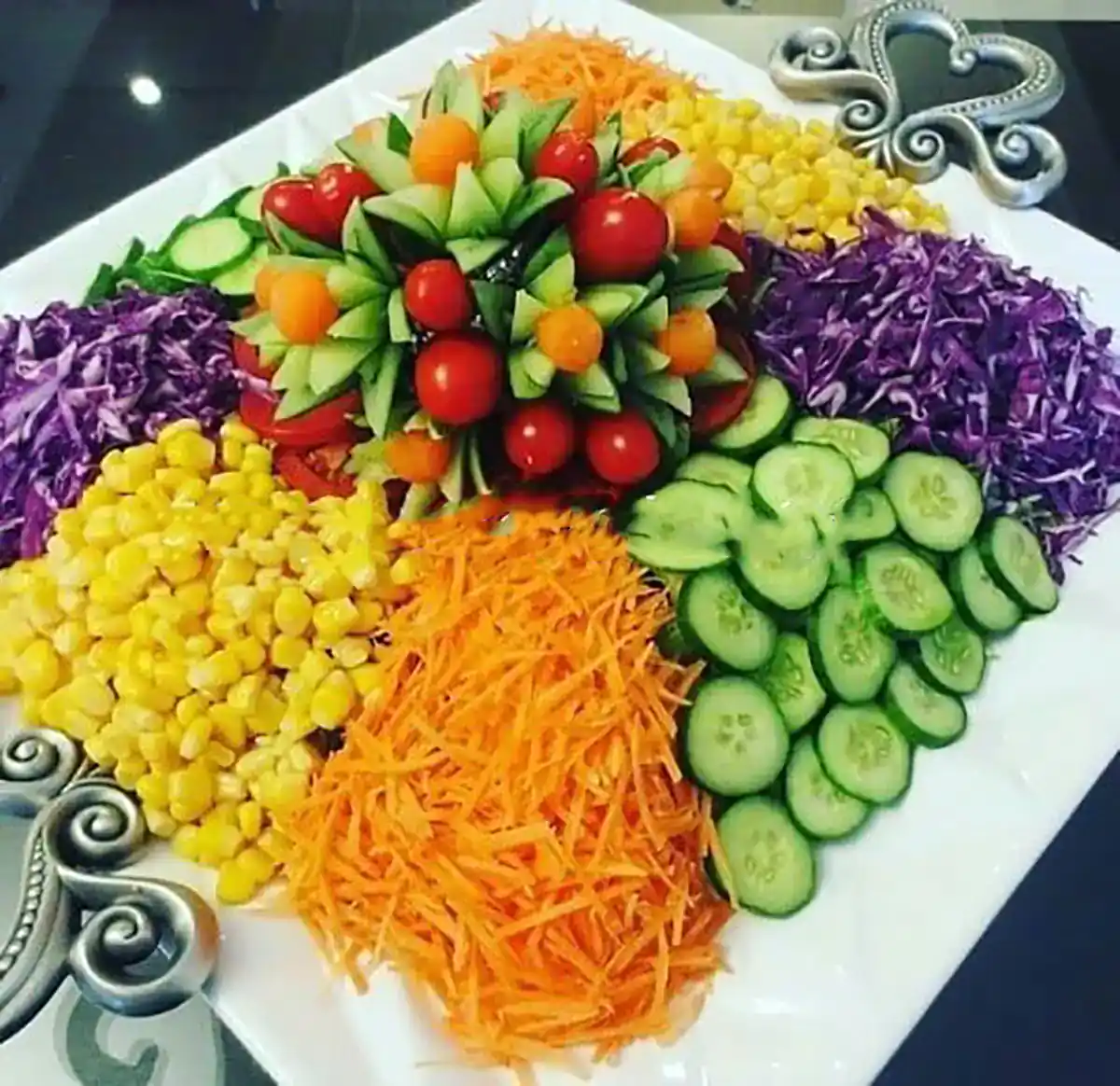 تزیین سالاد کاهو و خیار و گوجه و هویج