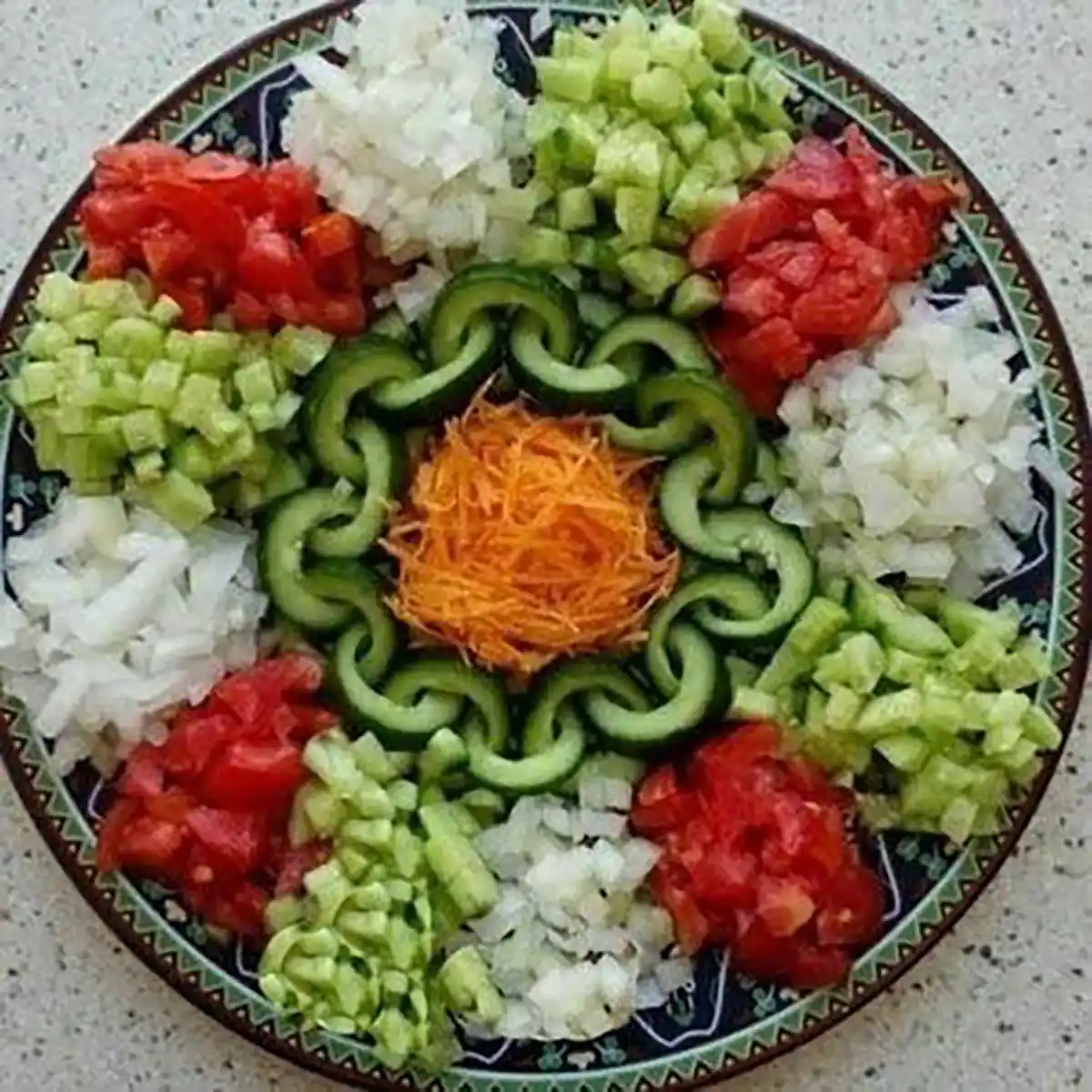 تزیین سالاد کاهو در ظرف گرد