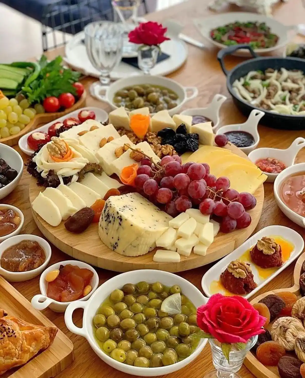 تزیین صبحانه سلامت با پنیر و گردو