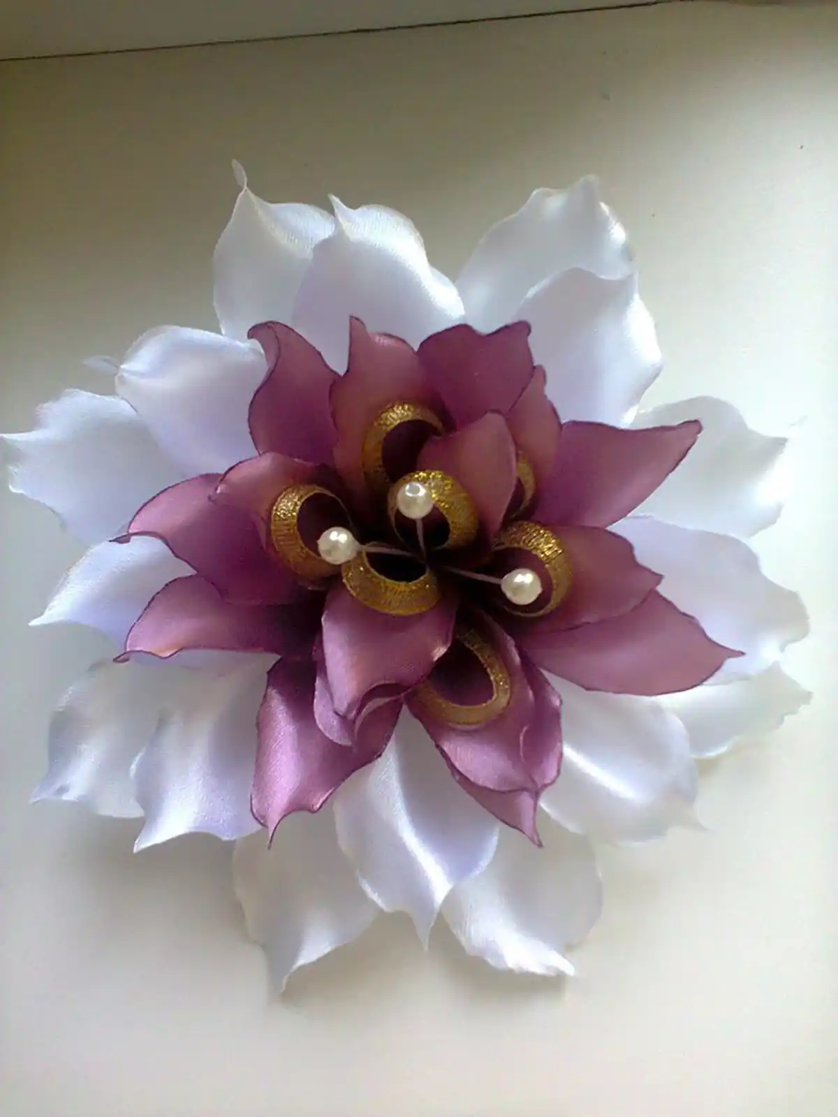 گل رز روبانی شاخه ای 
