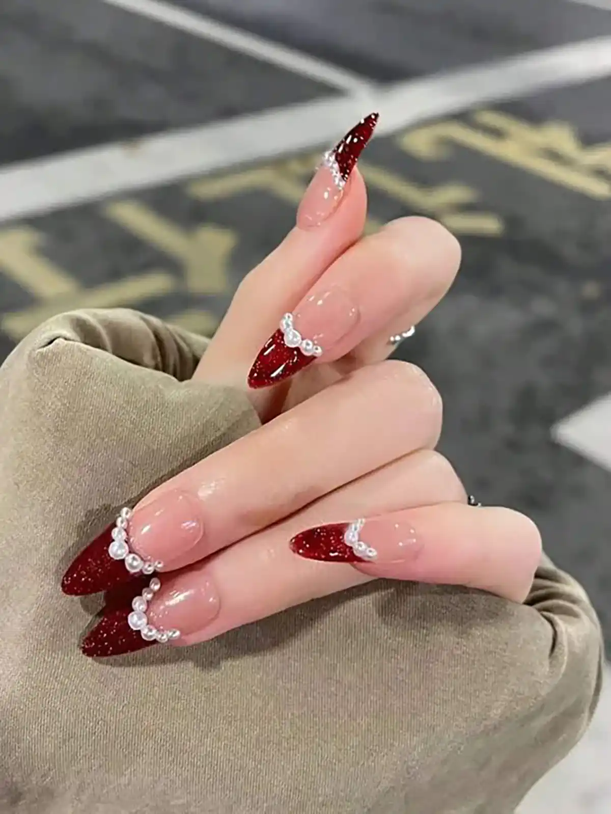 کاشت ناخن قرمز 