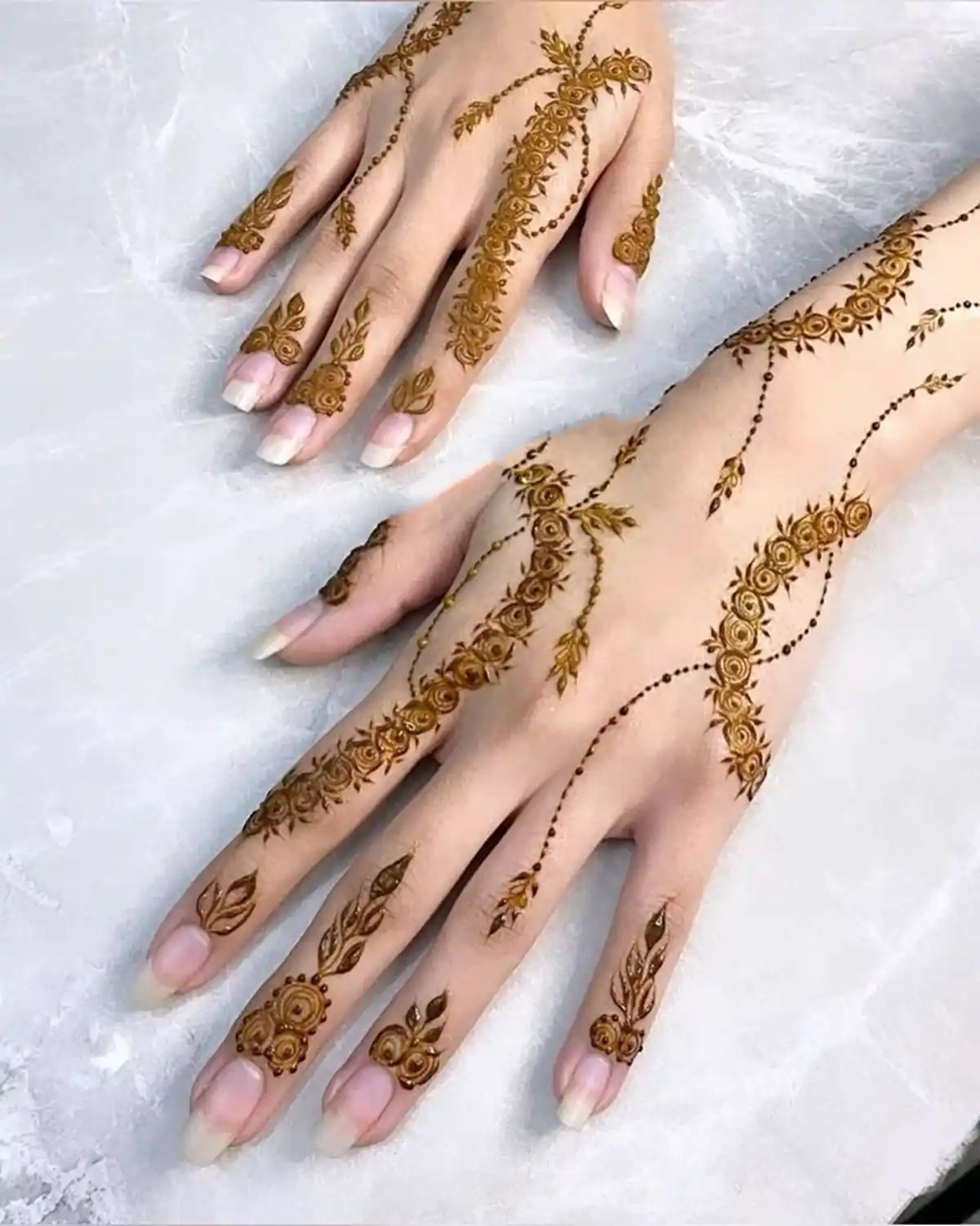 طرح حنا هندی روی دست