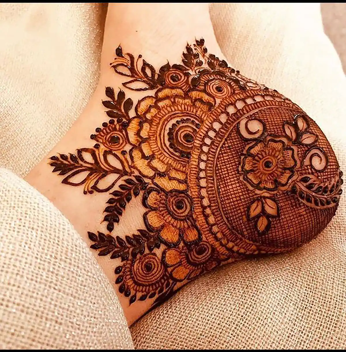 طرح حنا ساده روی انگشت
