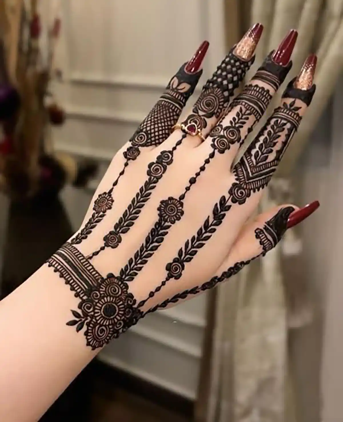 نقش حنا ساده کف دست