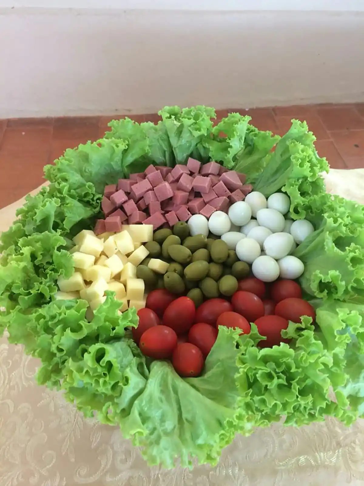 تزیین سالاد کاهو در ظرف گرد