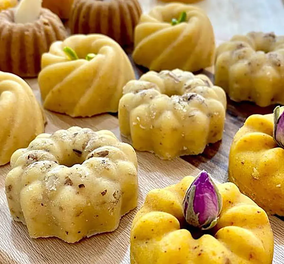تزیین حلوا با چنگال تزیین حلوا ساده تزیین حلوا مجلسی تزیین حلوا برای مراسم ختم تزیین حلوا مجلسی لقمه ای تزیین حلوا با خلال دندان ایده تزیین حلوا