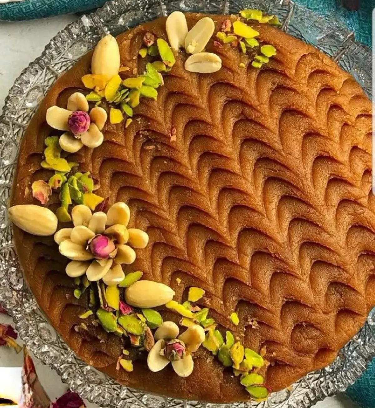تزیین حلوا با چنگال تزیین حلوا ساده تزیین حلوا مجلسی تزیین حلوا برای مراسم ختم تزیین حلوا مجلسی لقمه ای تزیین حلوا با خلال دندان ایده تزیین حلوا