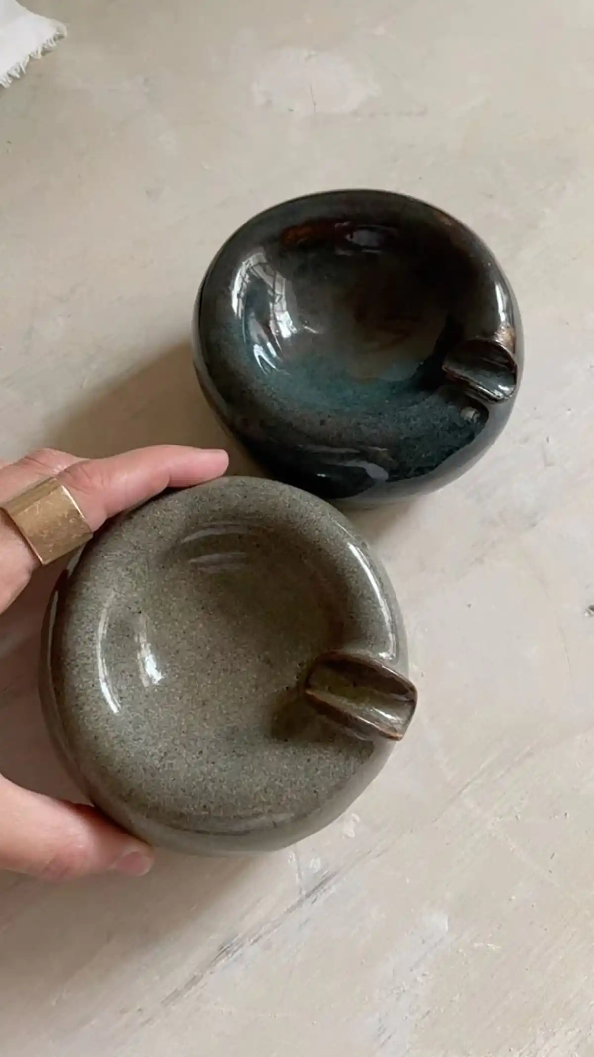 زیر سیگاری ایستاده
