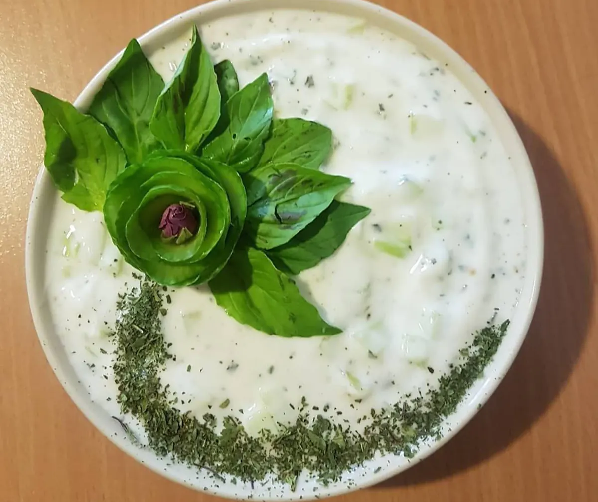 دیزاین ماست مجلسی تزیین ماست برای مهمانی تزیین ماست ساده دیزاین ماست مجلسی تزیین ماست خیار با نعناع و گل سرخ تزیین ماست و خیار ساده و شیک تزیین ماست با نعناع