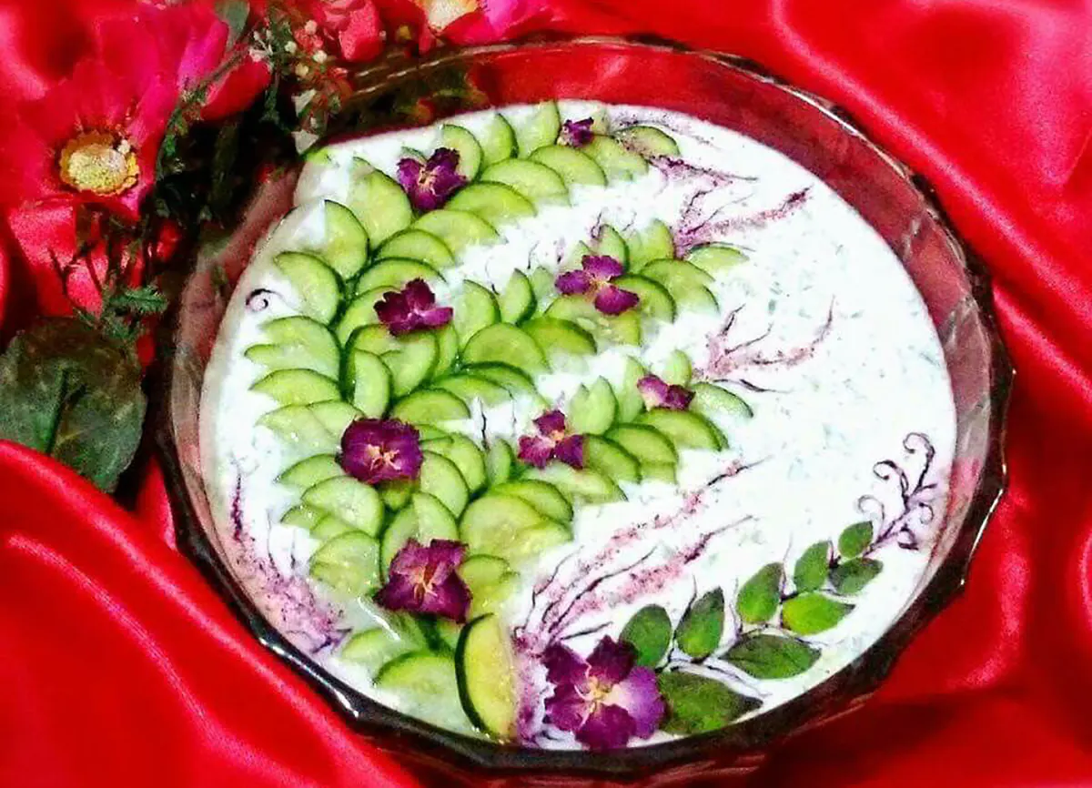 دیزاین ماست مجلسی تزیین ماست برای مهمانی تزیین ماست ساده دیزاین ماست مجلسی تزیین ماست خیار با نعناع و گل سرخ تزیین ماست و خیار ساده و شیک تزیین ماست با نعناع
