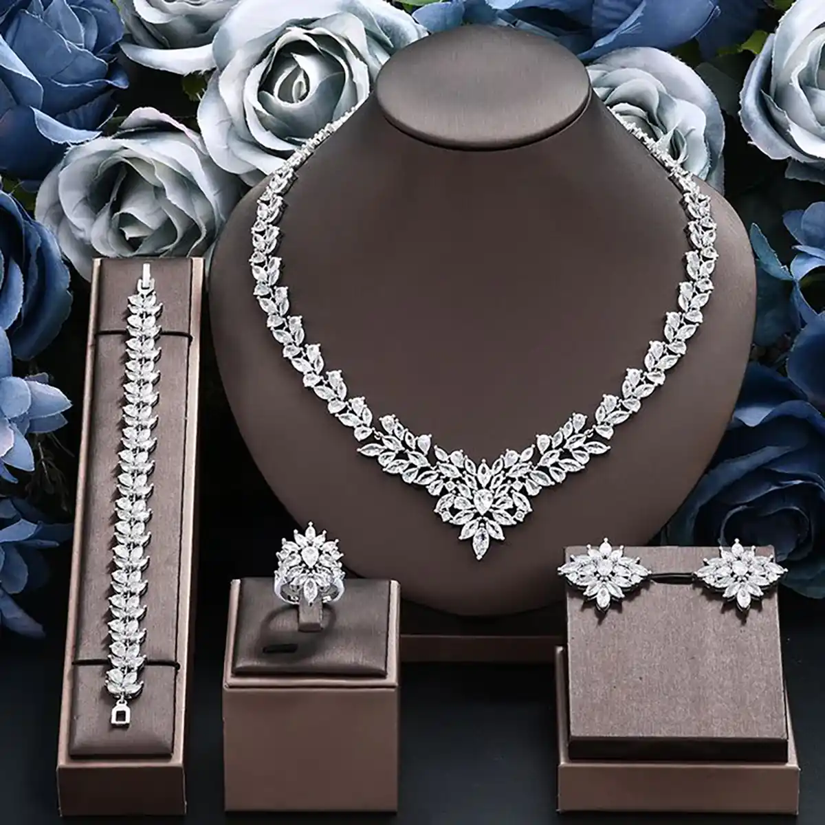 سرویس طلای سفید برای عروسقیمت سرویس طلا عروس ۱۴۰۲سرویس طلا لاکچری برای عروسسرویس طلا سفید شیک عروسسرویس طلا بدون نگین عروسنیم ست طلا سفید برای عروسسرویس جواهر عروس شیک