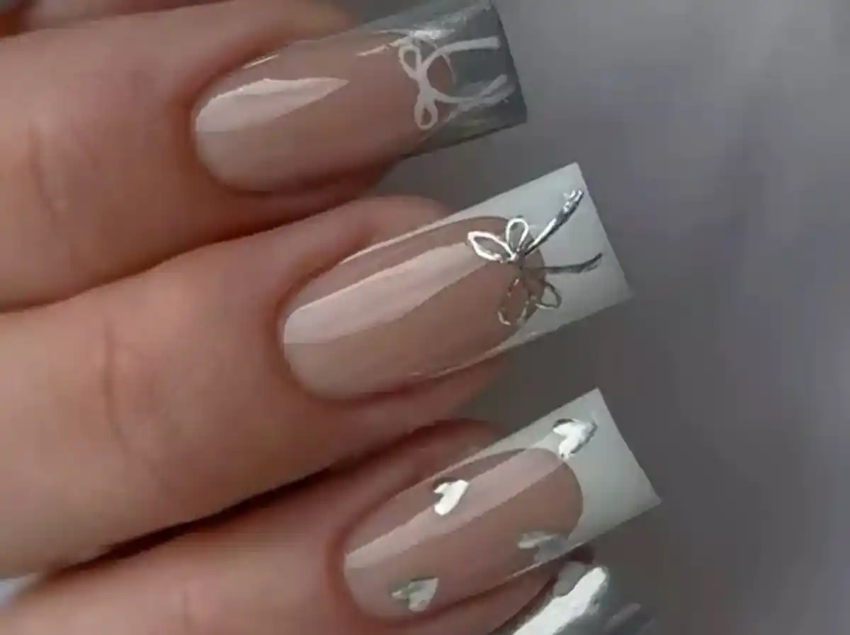 لاک نقره ای متالیک
ناخن نقره ای شاین
کاشت ناخن نقره ای اکلیلی
لاک نقره ای ساده
لاک نقره ای اکلیلی
طرح ناخن نقره ای طلایی
