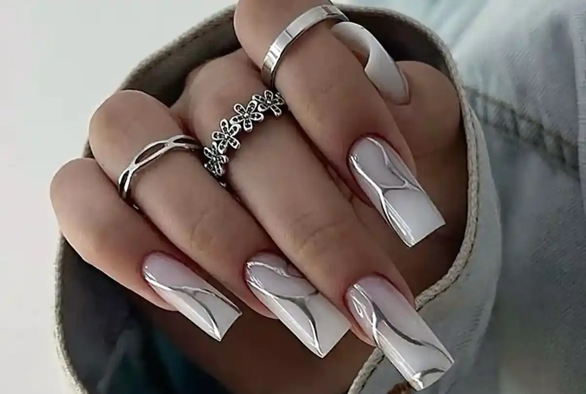 لاک نقره ای متالیک
ناخن نقره ای شاین
کاشت ناخن نقره ای اکلیلی
لاک نقره ای ساده
لاک نقره ای اکلیلی
طرح ناخن نقره ای طلایی