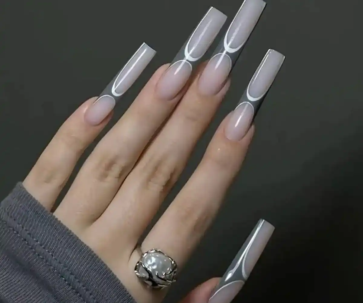 لاک نقره ای متالیک
ناخن نقره ای شاین
کاشت ناخن نقره ای اکلیلی
لاک نقره ای ساده
لاک نقره ای اکلیلی
طرح ناخن نقره ای طلایی