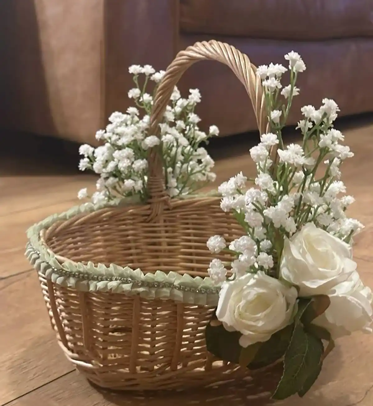 تزیین وسایل عروس با روبان
تزیین سبد حصیری برای عروس
تزیین خنچه عروس در سبد
تزیین لباس عروس در سینی
سبد بله برون عروس
تزیین بله برون در خانه