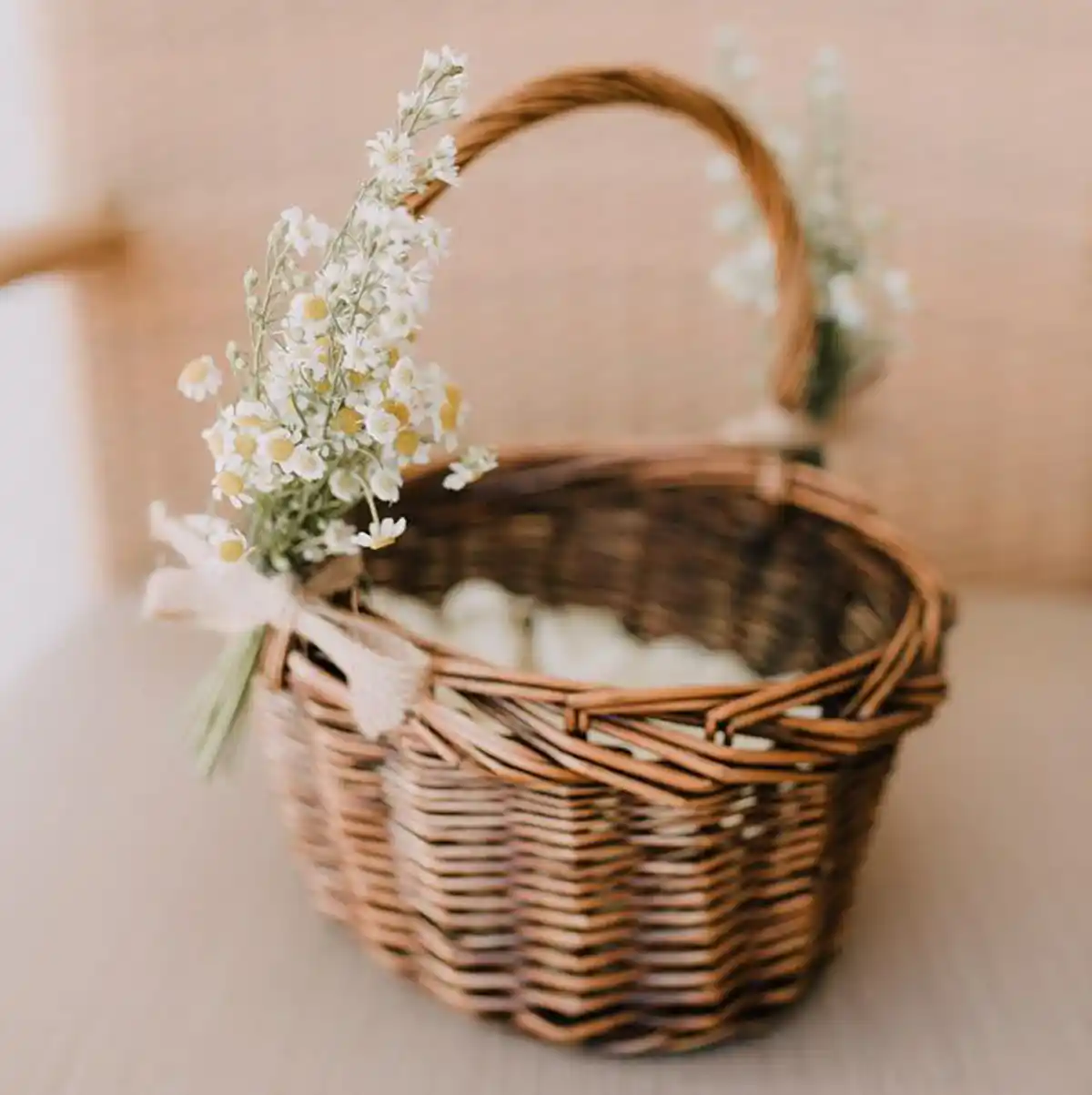 تزیین وسایل عروس با روبان
تزیین سبد حصیری برای عروس
تزیین خنچه عروس در سبد
تزیین لباس عروس در سینی
سبد بله برون عروس
تزیین بله برون در خانه