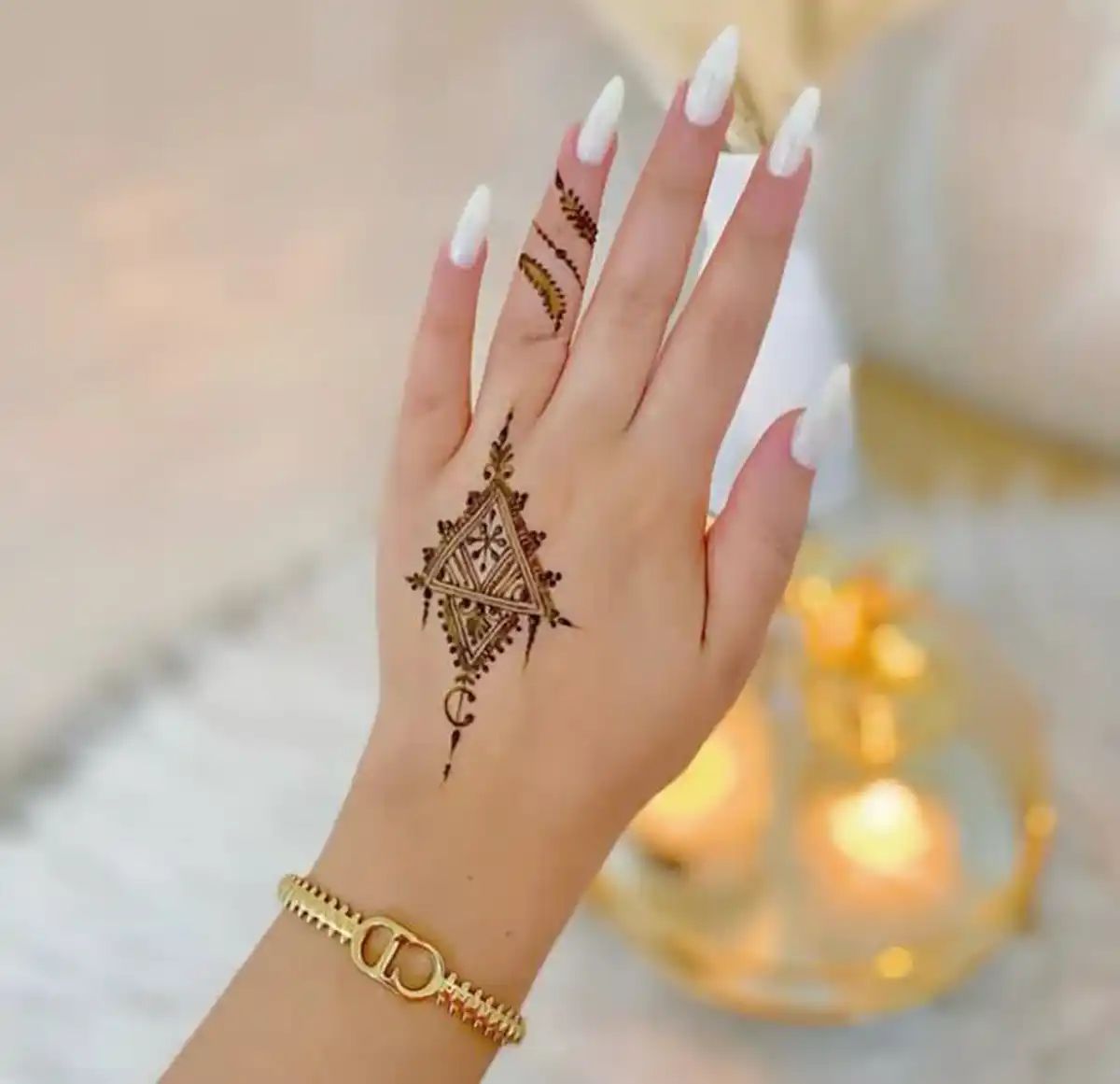 نقش حنا ساده دخترانه
عکس نقش حنا جدید
طرح حنا روی دست ساده و شیک
نقش حنای پشت دست آسان
نقش حنا عربی شیک
نقش حنا کف دست اسم